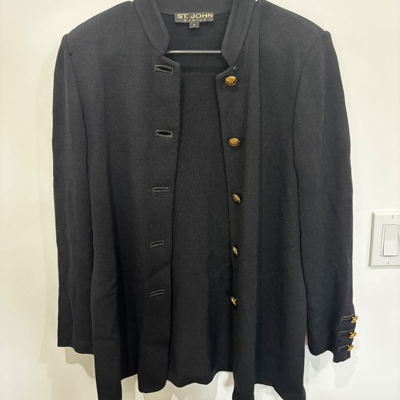 St. John Basics Black Blazer | Gold Buttons | Size 8 | Very Good Condition - Picture 5 of 5